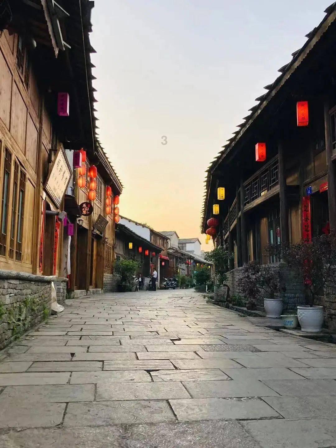 我喜欢一个女的，她不是很愿意理我，发QQ不怎么回我，但是也会回，但是我还是不放弃，想通过努力来感动游戏画面